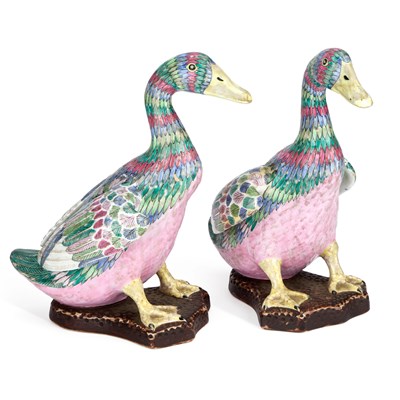 Lot 477 - A PAIR OF CHINESE FAMILLE ROSE PORCELAIN MODELS OF DUCKS