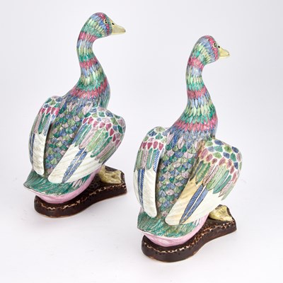 Lot 477 - A PAIR OF CHINESE FAMILLE ROSE PORCELAIN MODELS OF DUCKS