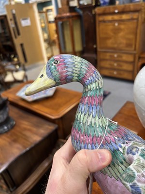 Lot 477 - A PAIR OF CHINESE FAMILLE ROSE PORCELAIN MODELS OF DUCKS