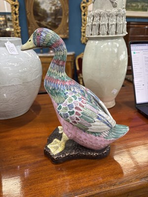 Lot 477 - A PAIR OF CHINESE FAMILLE ROSE PORCELAIN MODELS OF DUCKS