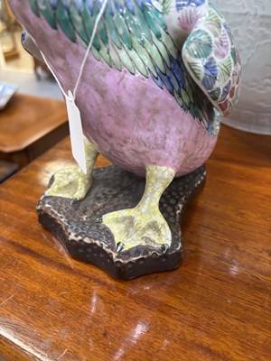 Lot 477 - A PAIR OF CHINESE FAMILLE ROSE PORCELAIN MODELS OF DUCKS