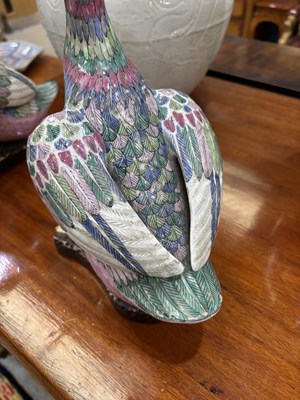 Lot 477 - A PAIR OF CHINESE FAMILLE ROSE PORCELAIN MODELS OF DUCKS