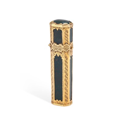 Lot 746 - A 19TH CENTURY FRENCH GOLD-MOUNTED BLOODSTONE SCENT BOTTLE