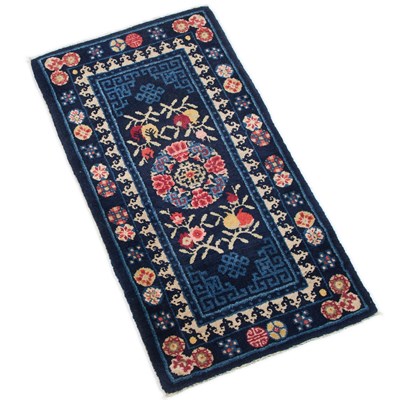 Lot 931 - A CHINESE BAOTOU RUG