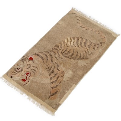 Lot 922 - A CHINESE BAOTOU RUG