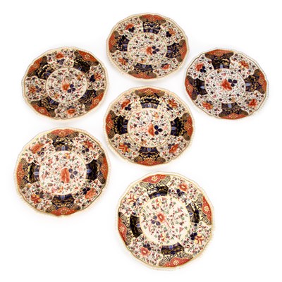 Lot 84 - A SET OF SIX DERBY IMARI-PALETTE PLATES