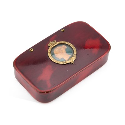 Lot 795 - A QUEEN VICTORIA COMMEMORATIVE LACQUERED SNUFF BOX