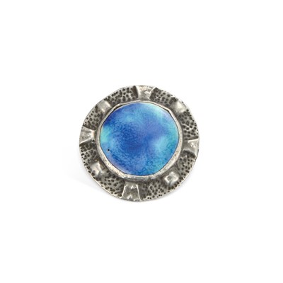 Lot 314 - AN ARTS AND CRAFTS PEWTER AND ENAMEL POTTERY BROOCH