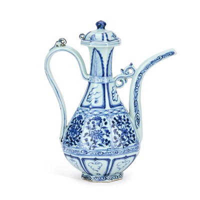 Lot 555 - A CHINESE BLUE AND WHITE PORCELAIN EWER