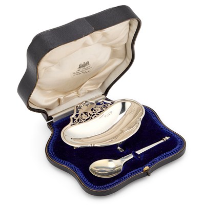 Lot 341 - AN EDWARDIAN SILVER CAVIAR DISH AND SPOON