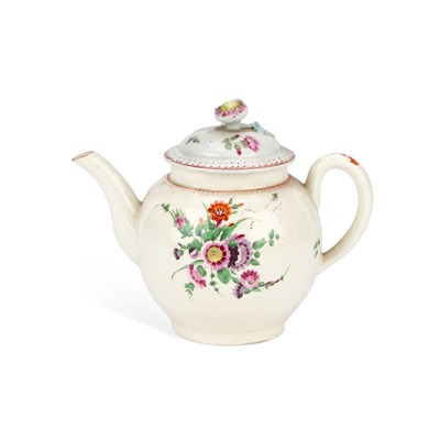 Lot 104 - A WORCESTER TEAPOT AND COVER