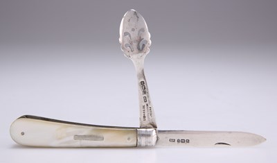 Lot 1431 - AN EDWARDIAN SILVER PATENT FRUIT KNIFE AND ORANGE PEELER