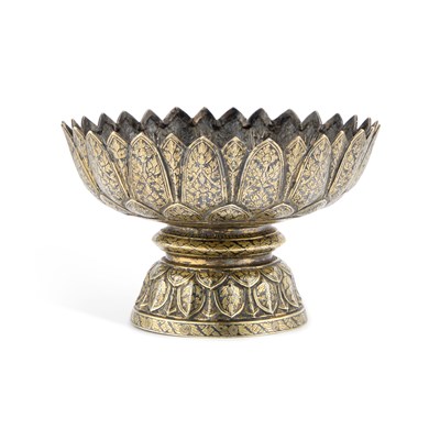 Lot 241 - A FINE THAI SILVER-GILT AND NIELLO FOOTED BOWL