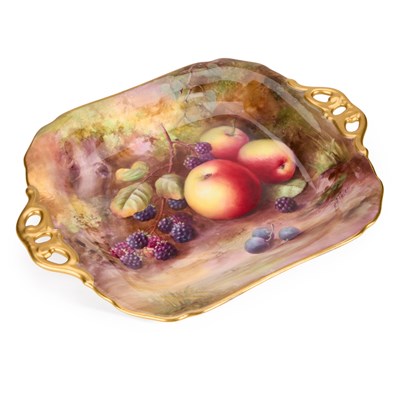 Lot 139 - A ROYAL WORCESTER FRUIT-PAINTED DISH OR TRAY