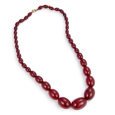 Lot 724 - A CHERRY AMBER BAKELITE BEAD NECKLACE