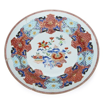 Lot 611 - A CHINESE FAMILLE ROSE CHARGER