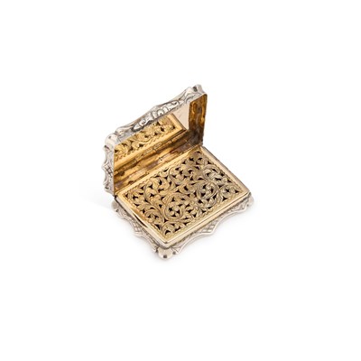 Lot 446 - A VICTORIAN SILVER VINAIGRETTE