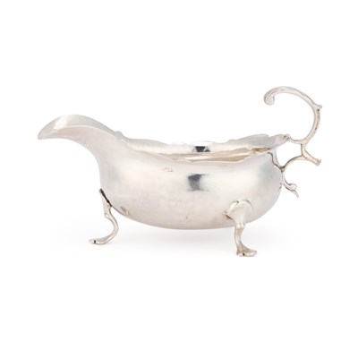 Lot 484 - A GEORGE III SILVER SAUCEBOAT