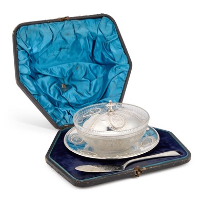 Lot 435 - A VICTORIAN SILVER-MOUNTED BUTTER DISH