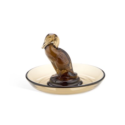 Lot 10 - RENÉ LALIQUE (FRENCH, 1860-1945), 'CANARD', A CENDRIER