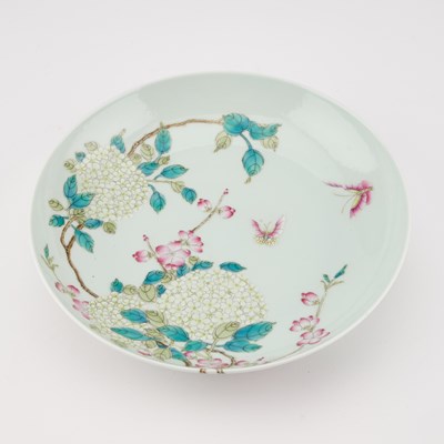 Lot 251 - A CHINESE FAMILLE ROSE DISH