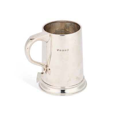 Lot 342 - A GEORGE V SILVER AND GLASS MUG