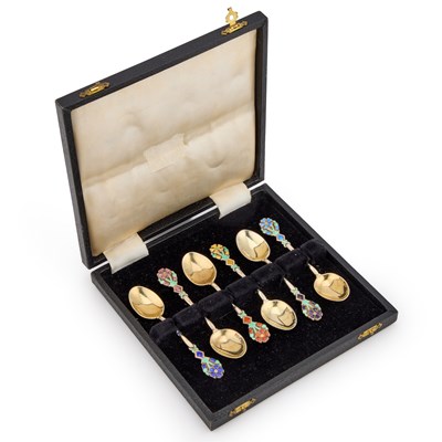Lot 402 - A SET OF SIX ART DECO SILVER-GILT AND ENAMEL COFFEE SPOONS