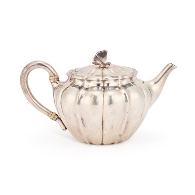 Lot 450 - A GEORGE IV SILVER TEAPOT