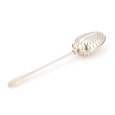 Lot 304 - A VICTORIAN SILVER TEA INFUSER