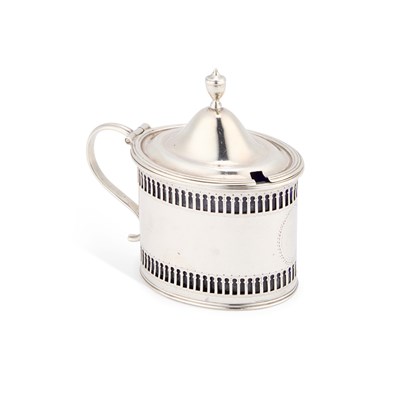 Lot 495 - A GEORGE III SILVER MUSTARD POT