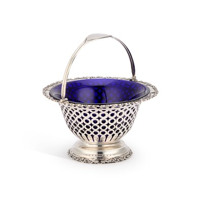 Lot 359 - AN EDWARDIAN SILVER SWING-HANDLE BASKET