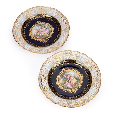 Lot 62 - A PAIR OF CONTINENTAL PORCELAIN CABINET PLATES