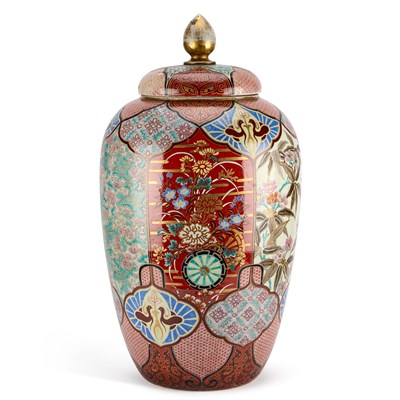 Lot 608 - A LARGE JAPANESE IMARI LIDDED VASE