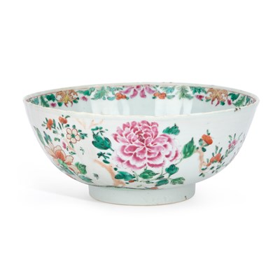 Lot 541 - A CHINESE FAMILLE ROSE PORCELAIN BOWL