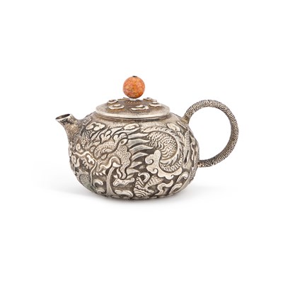 Lot 235 - A CHINESE TEAPOT