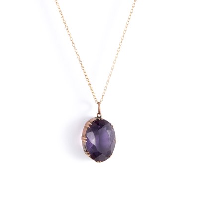 Lot 688 - A 9 CARAT GOLD AMETHYST PENDANT ON CHAIN