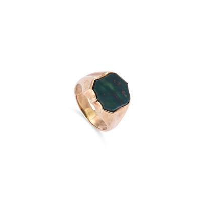 Lot 711 - A BLOODSTONE SIGNET RING