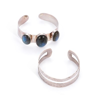 Lot 689 - A SILVER LABRADORITE TORQUE BANGLE