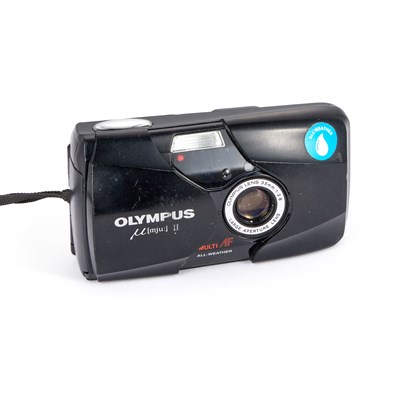 Lot 829 - AN OLYMPUS MJU II ALL-WEATHER MULTI AF COMPACT CAMERA