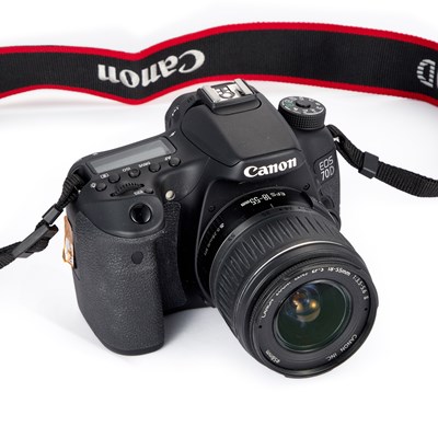 Lot 832 - A CANON EOS 70D DSLR CAMERA