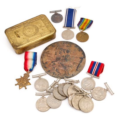 Lot 20 - A COLLECTION OF MILITARIA