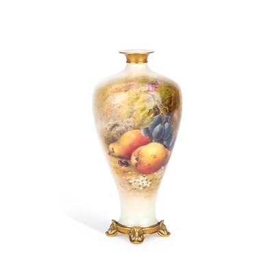 Lot 150 - A ROYAL WORCESTER VASE