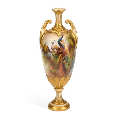 Lot 146 - A ROYAL WORCESTER PORCELAIN VASE