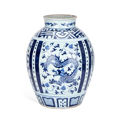Lot 540 - A LARGE CHINESE BLUE AND WHITE BALUSTER VASE