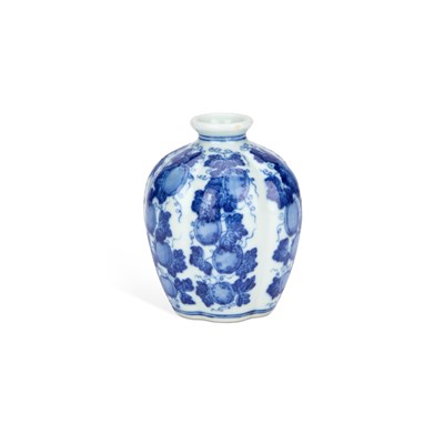 Lot 559 - A SMALL CHINESE BLUE AND WHITE PORCELAIN VASE