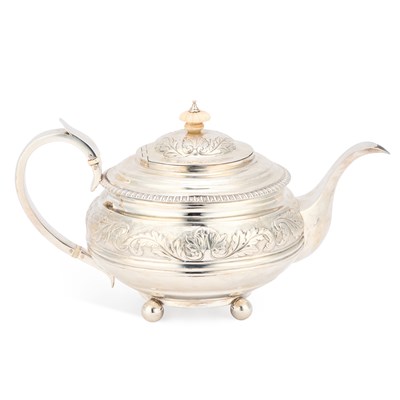 Lot 487 - A GEORGE III SILVER TEAPOT