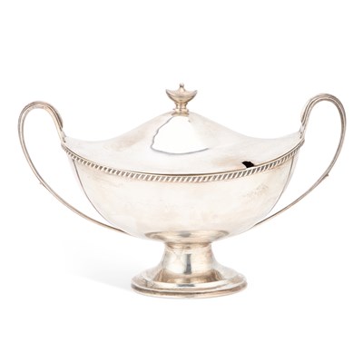 Lot 409 - AN EDWARDIAN SILVER SOUP TUREEN