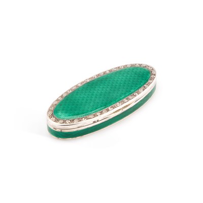 Lot 376 - AN EARLY 20TH CENTURY SILVER AND GREEN GUILLOCHÉ ENAMEL OVAL BOX