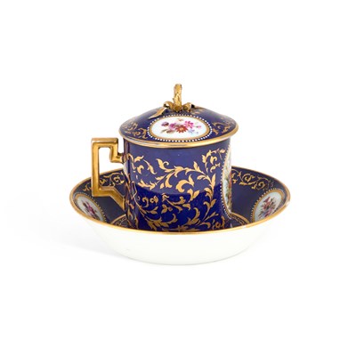 Lot 109 - A CONTINENTAL PORCELAIN CUP, COVER AND STAND