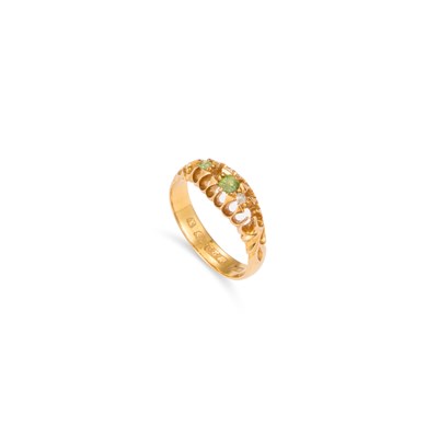 Lot 894 - A VICTORIAN 22 CARAT GOLD PERIDOT AND DIAMOND RING